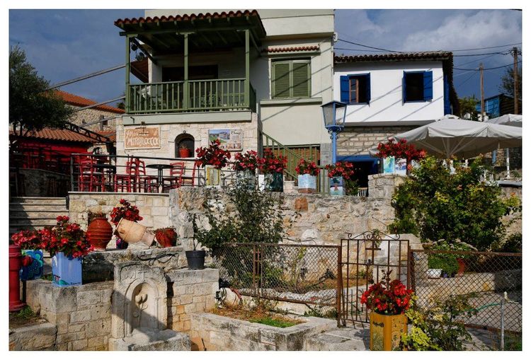 La place du village Afitos en Grèce © Carlos Rodrigues / Easyvoyage