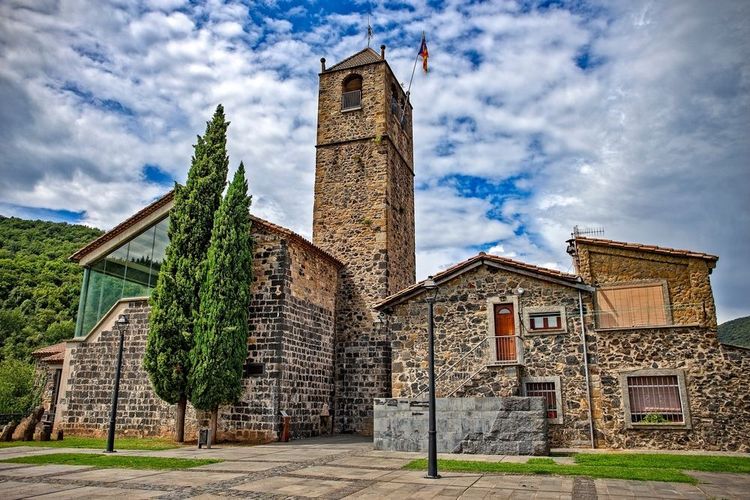 L'église Sant Salvador dans la ville médiévale Castellfollit de la Roca, Espagne