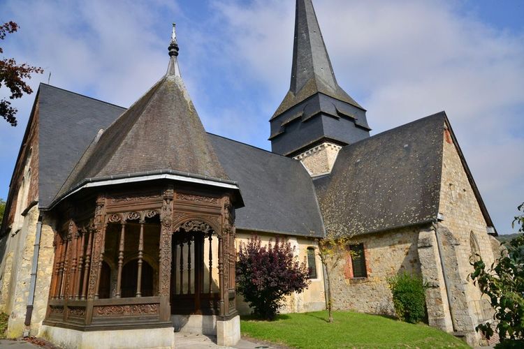 L'église Saint Sulpice de Ry et son porche aisément reconnaissable 