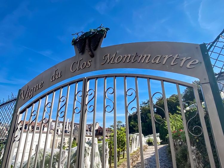 L'entrée du Clos Montmartre n'est ouverte au public que pendant les Fêtes