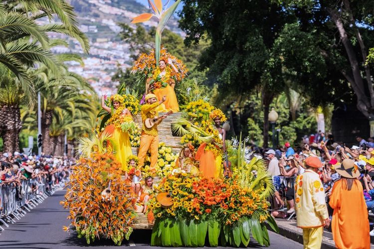 Tèrs beau char floral pendant le défilé