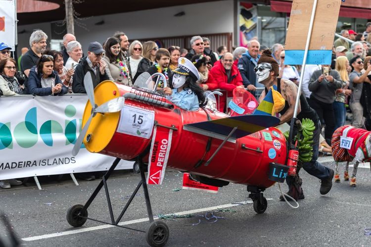 Le cortège Trapalhao pendant le carnaval