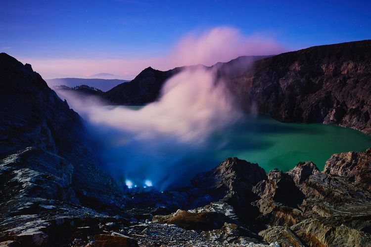 Flamme de soufre bleues dans le Kawah Ijen