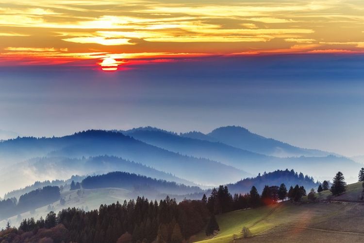 Le coucher de soleil sur les montagnes de la Forêt-Noire