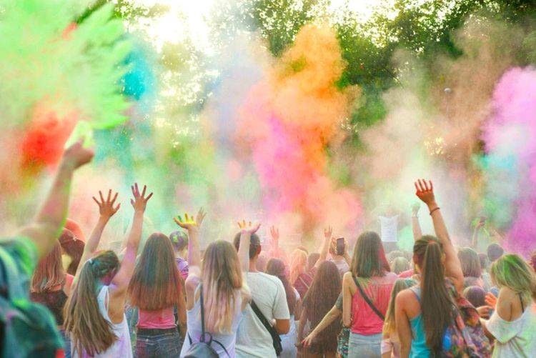 Foule lançant de la poudre colorée durant la Color Party