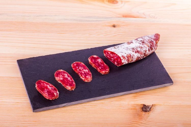Quelques tranches de fuet espagnol à l'apéro
