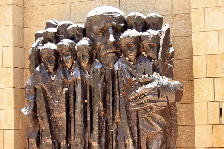 sculpture en hommage à Janusz Korczak, représenté avec les enfants de son orphelinat