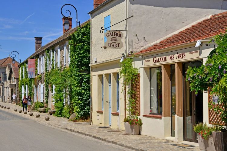 Galerie d'art dans le village de Barbizon