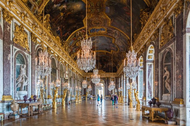 Longue de 73 mètres, la galerie est décorée de miroirs et de dorures