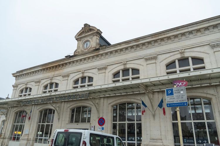 La gare de Blois est une gare TER et elle se trouve à 15 kilomètres du château de Chambord