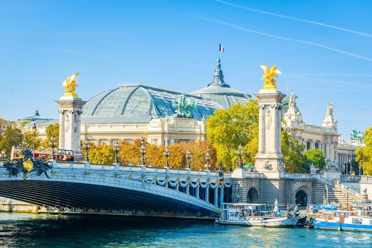 Le grand palais et le pont Alexandre III devant lesquels les marathoniens concourront