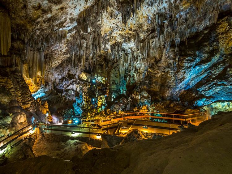 Les stalactites éclairées de la grotte de Nerja