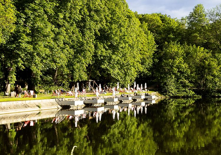 Près de la guinguette, de petites terrasses se réservent sur l'eau