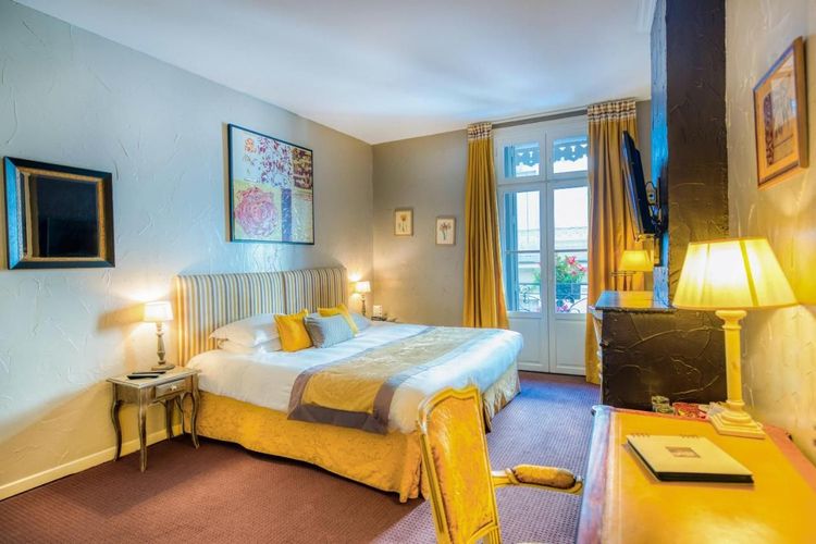 A hot-air balloon flight over the Dubai desert - Gareth Lowndes /Shutterstock