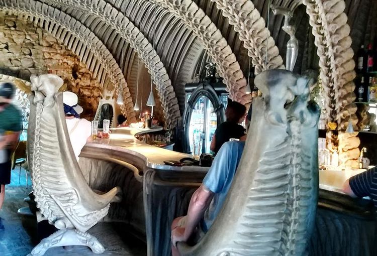 Vous prendrez bien un verre dans le bar H.R. Giger ? Oui, mais un verre de quoi ?