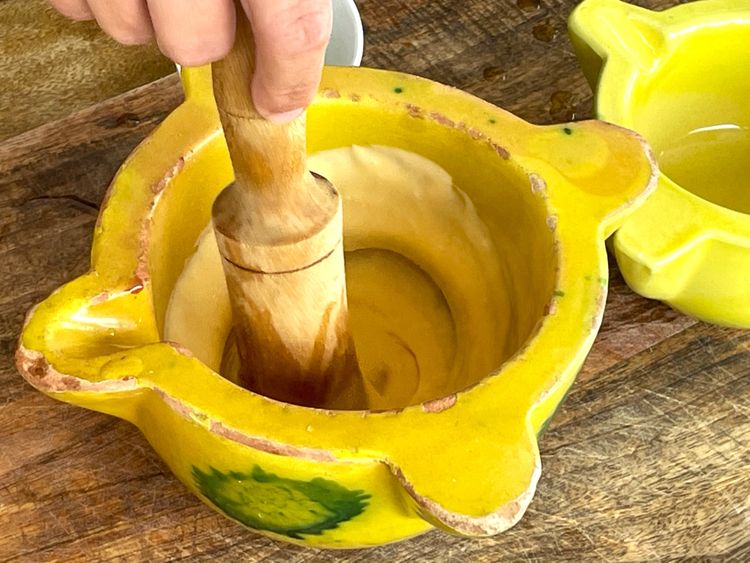 Mayonnaise montée dans un mortier en pierre