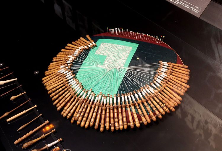 Jeu de fuseaux à la Cité de la Dentelle et de la Mode de Calais