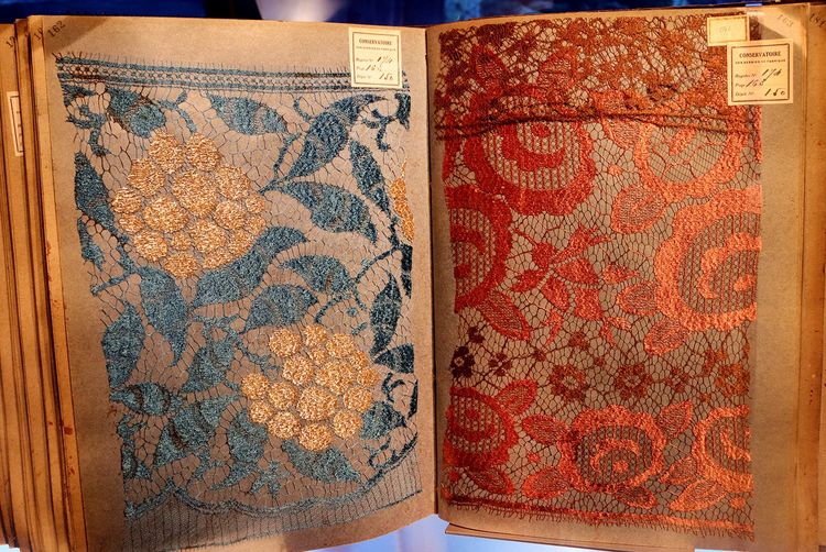 Modèle de passementerie dans un ouvrage du musée