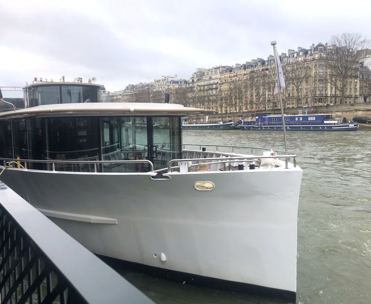 Paris Trocadéro à quai, Vedettes de Paris