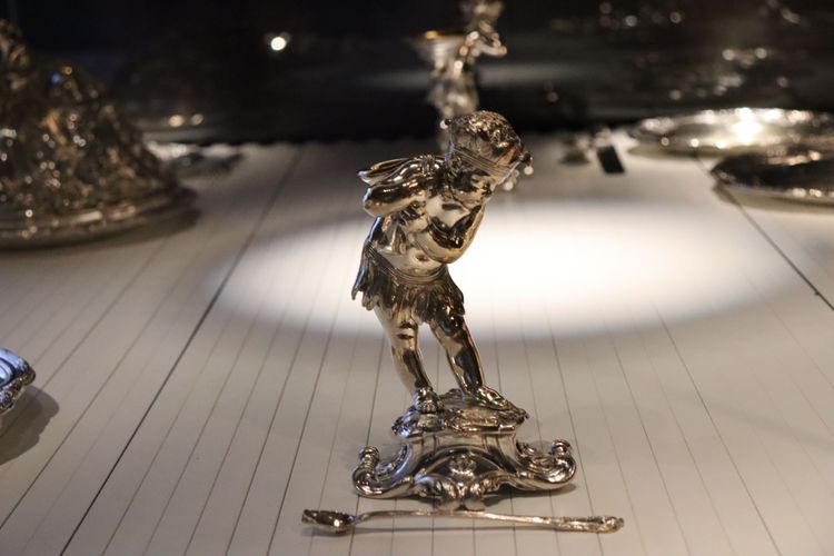Cette salière originale est un élément parmi beaucoup d'autres du service de table royal © Angélique de la Bretesche