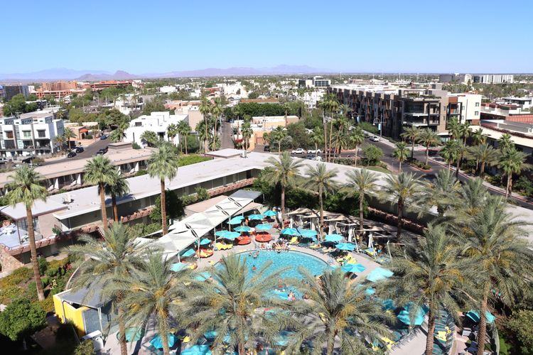 Vue de la piscine de l'hôtel Valley Ho