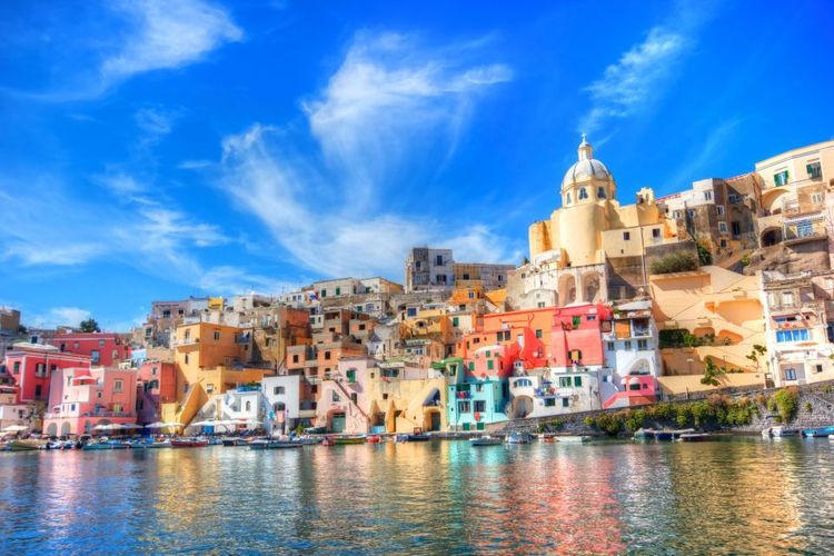 Les magnifiques maisons de l'île de Procida depuis la mer © ronnybas/123RF