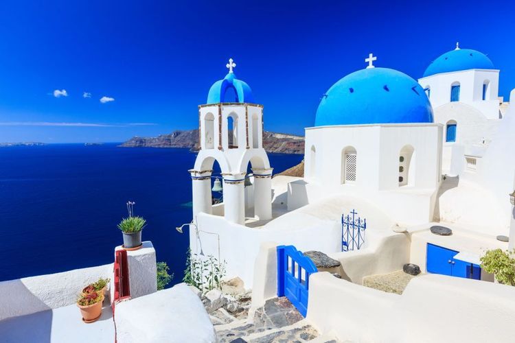 Les deux teintes de bleu de la mer et des maisons sur l'île de Santorin