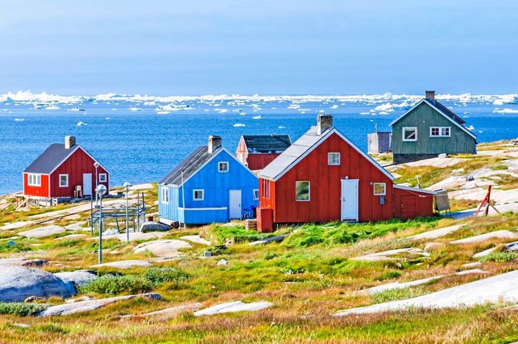 Les quelques maisons colorées devant les bouts de banquise à l'arrière plan © 2012 Francesco Dazzi/123rf
