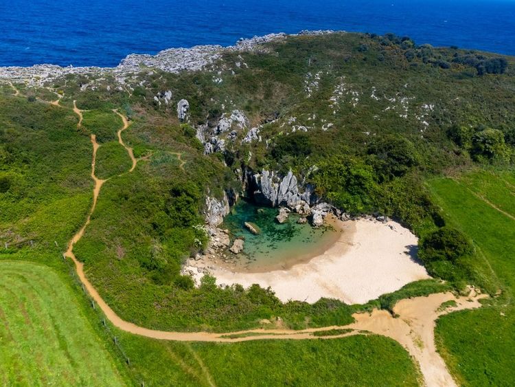Image aérienne de la plage intérieure de Gulpiyuri, Asturies, Espagne