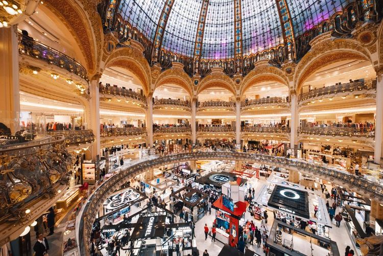 Les 500 marques des Galeries Lafayette Haussmann sont réparties sur quatre étages sous leur célèbre coupole