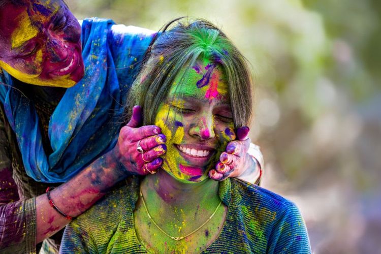Jeune touriste maquillée participe aux festivités de Holi