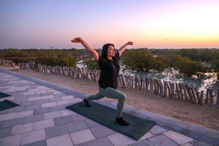 Yoga dans le parc de la mangrove de Jubail