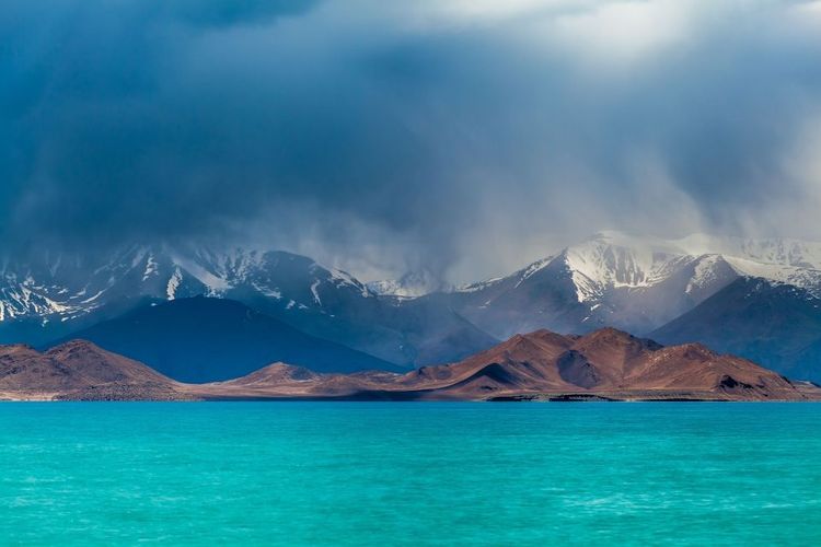 La couleur du lac Kara-Kul est d'un bleu turquoise impressionnant © Nowak Lukasz/123RF