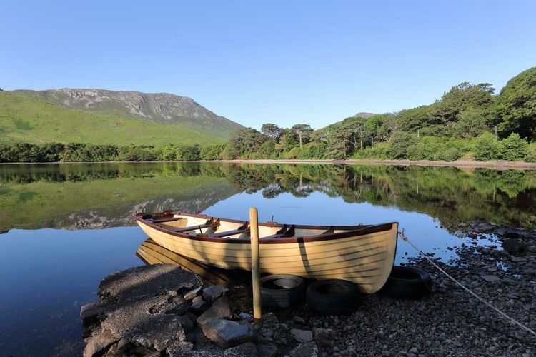 Une barque sur le lac de l'abbaye de Kylemore