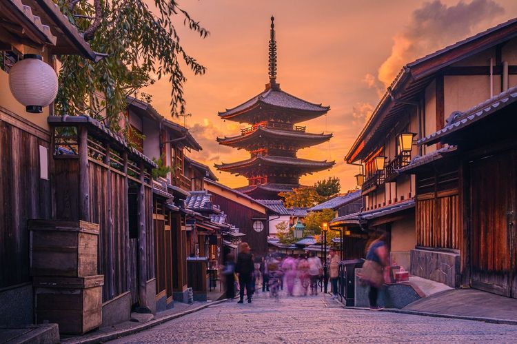 Coucher de soleil sur la pagode Yasaka à Kyoto au Japon © paramee naredsirikun/Shutterstock
