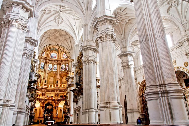 La nef immaculée de la cathédrale