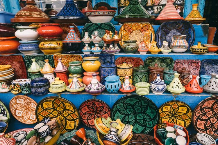 L'artisanat marocain sur les étales d'une échoppe du souk