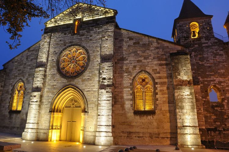 L'église d'Auvillar, illuminée à la nuit tombée