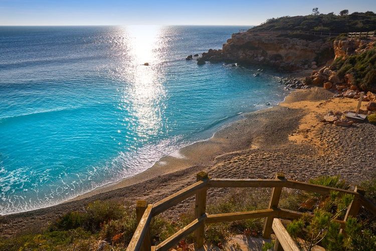 La plage de Cala La Buena en plein soleil
