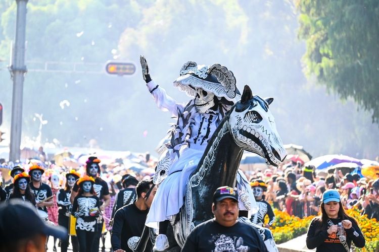 La Catrina est le personnage de squelette le plus connu et est reconnaissable à son grand chapeau