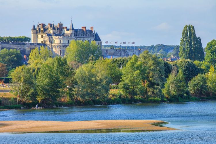 La Loire qui longe le château et la ville d'Amboise