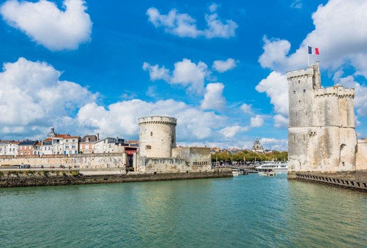 La Rochelle et ses tours emblématiques du Vieux Port © Topdeq / 123RF