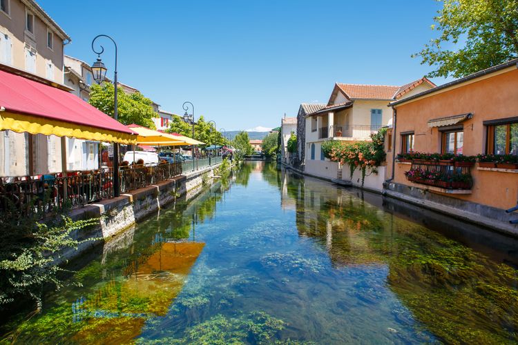 La Sorgue qui traverse le village de l'Isle-sur-la-Sorgue