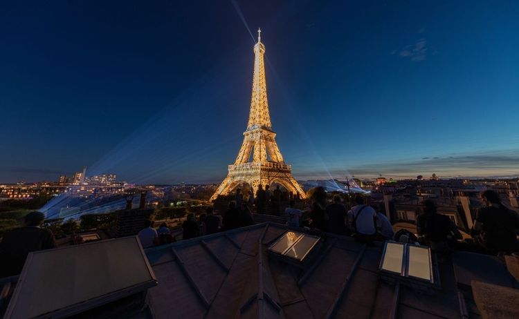 La Tour Eiffel illuminée le soir du 14 juillet à Paris, France