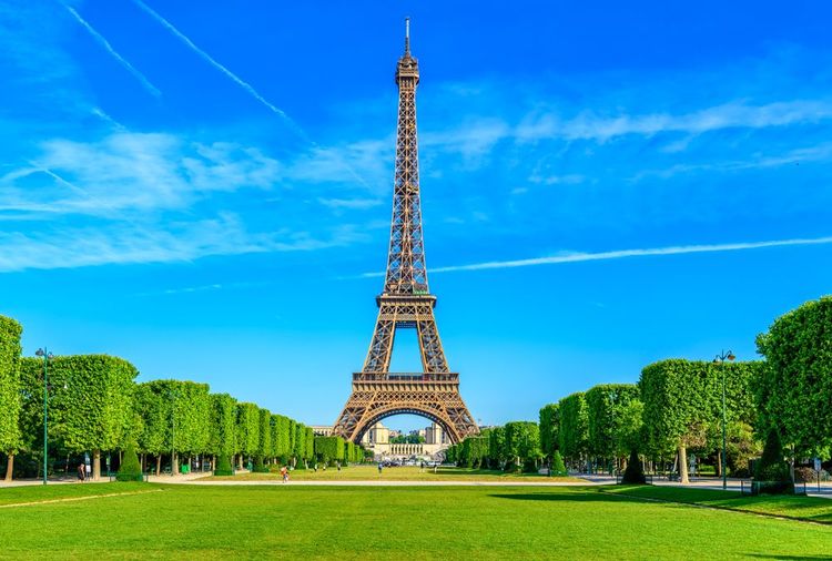 La Tour Eiffel vue depuis le parc du Champs de Mars, Paris, France