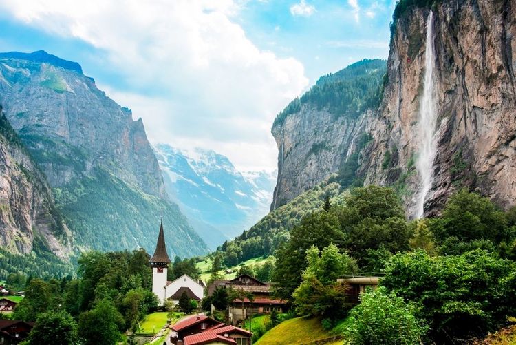 La cascade cascade de Staubbbach à Lauterbrunnen