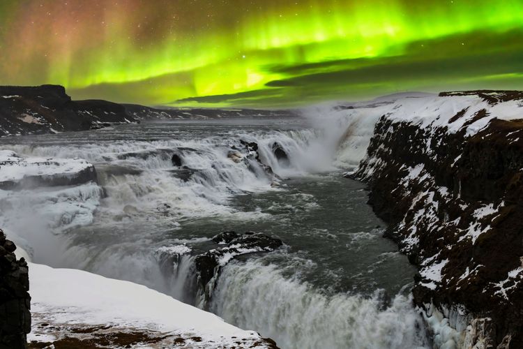La cascade de Gulfoss sous une magnifique aurore boréale.