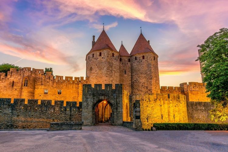 La cité médiévale de Carcassonne à la nuit tombée