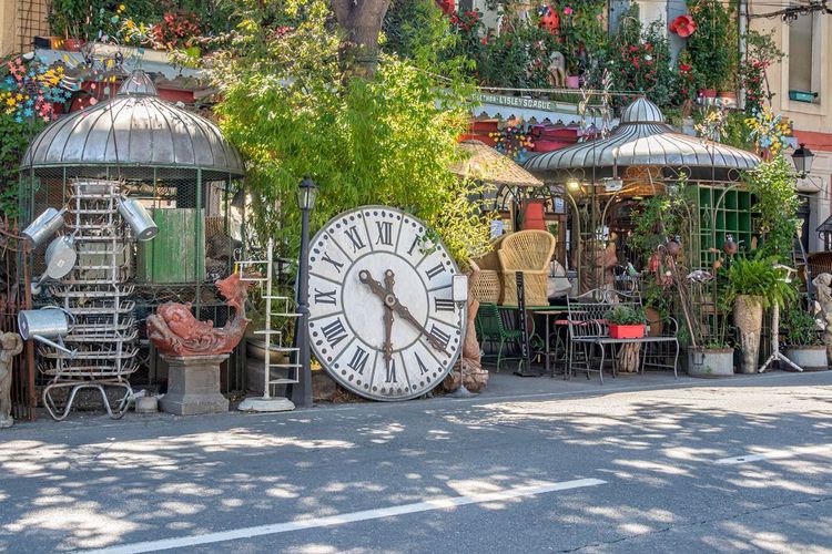 La devanture d'un antiquaire à l'Isle-sur-la-Sorgue.