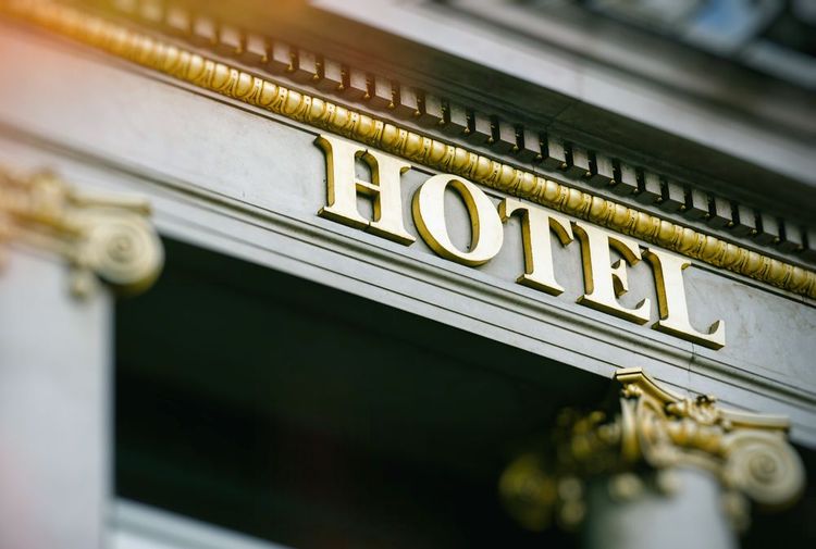 La devanture d'un hôtel